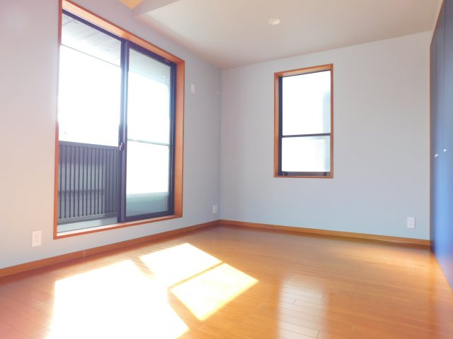 名古屋市中川区服部２丁目の中古一戸建の洋室|◇２階洋室◇　　南面で明るい洋室７．０帖　収納２ヶ所完備♪　バルコニー利用可！　（２０２５年７月リフォーム済）