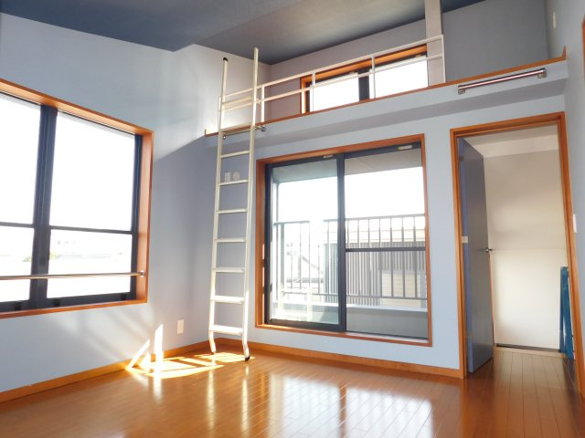 名古屋市中川区服部２丁目の中古一戸建の洋室|◇３階洋室◇　　南面で明るい洋室６．２５帖　全居室収納完備♪　上部ロフト付き！　バルコニー利用可！　（２０２５年７月リフォーム済）