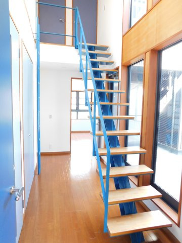 名古屋市中川区服部２丁目の中古一戸建の内装|◇２階廊下◇　　明るい廊下♪　収納完備　バルコニーにも出る事が出来ます♪