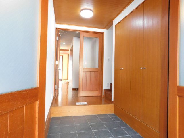 名古屋市中川区服部２丁目の中古一戸建の玄関|◇玄関収納◇　　家族の履物がしっかり収納できる大容量収納！　