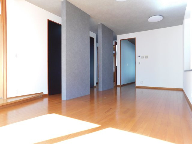 名古屋市中川区服部２丁目の中古一戸建の居間・リビング|◇リビング◇　　南面で明るいリビング１５．５帖　リビング収納完備！　（２０２５年７月リフォーム済）