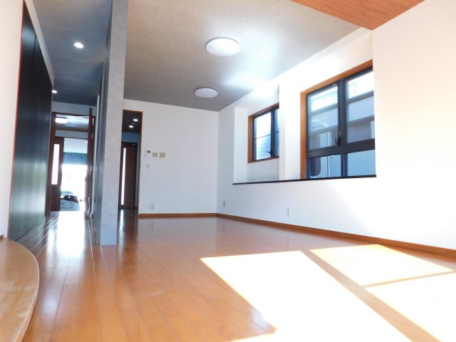 名古屋市中川区服部２丁目の中古一戸建の居間・リビング|◇リビング◇　　南面で明るいリビング１５．５帖　暮らしやすさとデザイン性にこだわったリフォーム施工　床暖房付き　（２０２５年７月リフォーム済）　　