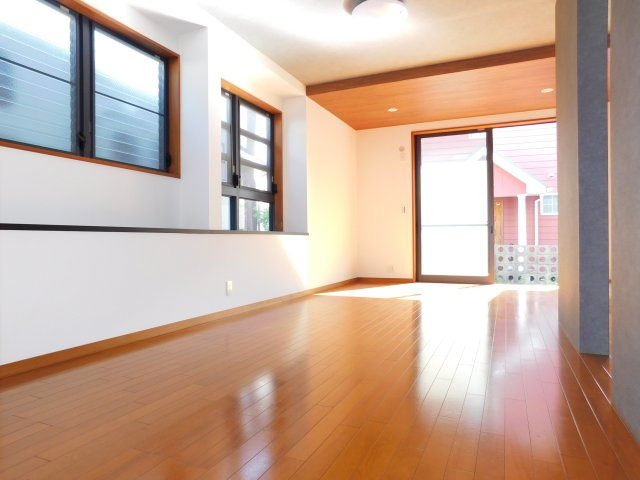 名古屋市中川区服部２丁目の中古一戸建の居間・リビング|◇リビング◇　　南面で明るいリビング１５．５帖　和室と続き間で２０．０帖の広々空間になります♪　（２０２５年７月リフォーム済）　