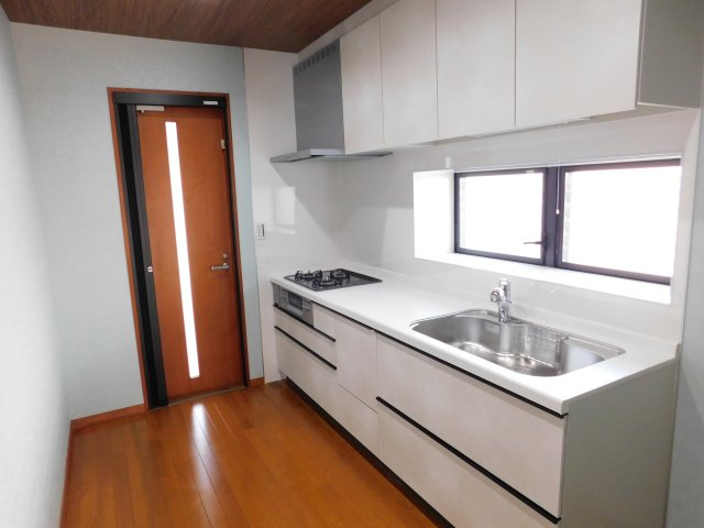 名古屋市中川区服部２丁目の中古一戸建のキッチン|◇キッチン◇　　キッチン新品交換　吊戸棚　勝手口　（２０２５年７月リフォーム済）　 　