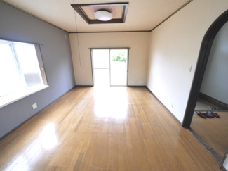 【居間・リビング】 | 山武郡九十九里町粟生　中古戸建 | 4LDK  九十九里海岸まで車約8分　閑静な分譲地内 倉庫付き  庭に駐車場新設スペースあり