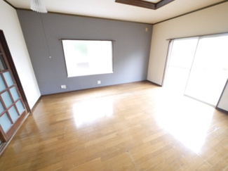 【居間・リビング】 | 山武郡九十九里町粟生　中古戸建 | 4LDK  九十九里海岸まで車約8分　閑静な分譲地内 倉庫付き  庭に駐車場新設スペースあり