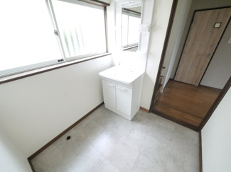 【独立洗面台】 | 山武郡九十九里町粟生　中古戸建 | 4LDK  九十九里海岸まで車約8分　閑静な分譲地内 倉庫付き  庭に駐車場新設スペースあり