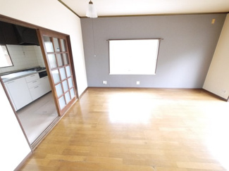 【居間・リビング】 | 山武郡九十九里町粟生　中古戸建 | 4LDK  九十九里海岸まで車約8分　閑静な分譲地内 倉庫付き  庭に駐車場新設スペースあり