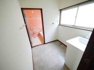 【独立洗面台】 | 山武郡九十九里町粟生　中古戸建 | 4LDK  九十九里海岸まで車約8分　閑静な分譲地内 倉庫付き  庭に駐車場新設スペースあり