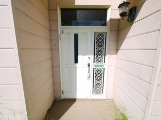 【玄関】 | 山武郡九十九里町粟生　中古戸建 | 4LDK  九十九里海岸まで車約8分　閑静な分譲地内 倉庫付き  庭に駐車場新設スペースあり