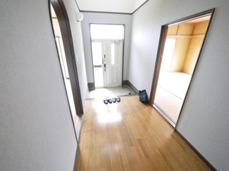 【玄関】 | 山武郡九十九里町粟生　中古戸建 | 4LDK  九十九里海岸まで車約8分　閑静な分譲地内 倉庫付き  庭に駐車場新設スペースあり