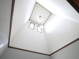 【玄関】 | 山武郡九十九里町粟生　中古戸建 | 4LDK  九十九里海岸まで車約8分　閑静な分譲地内 倉庫付き  庭に駐車場新設スペースあり