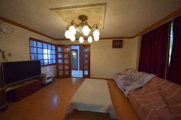 【居間・リビング】 | 伊東市岡　戸建 | 応接も広く豪華な造り