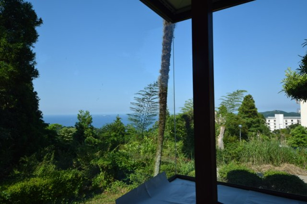 【展望】 | 伊東市岡　戸建 | ダイニング窓からも海が一望、夏場は花火大会が楽しめます。
