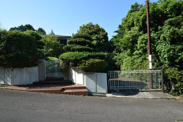 【前面道路含む現地写真】 | 伊東市岡　戸建 | 車庫は一台分ですが、門扉を広げれば造作可能