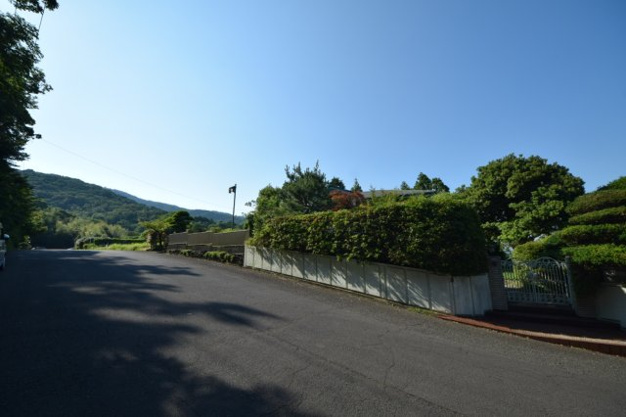 【前面道路含む現地写真】 | 伊東市岡　戸建