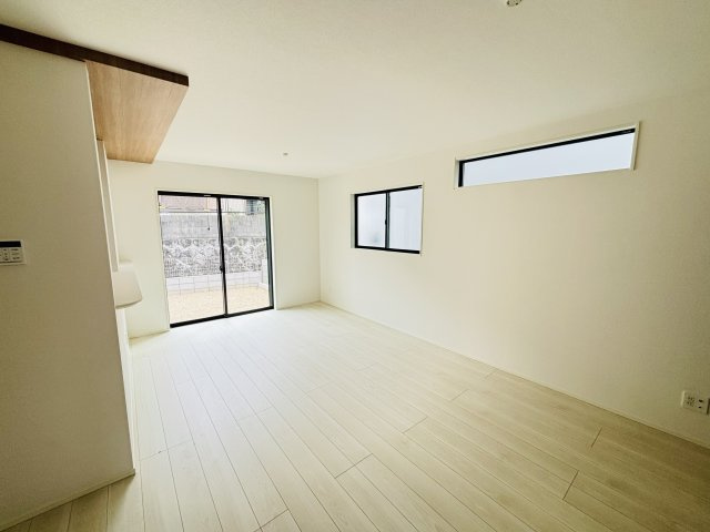 GRAFARE瀬戸市山の田町｜名古屋市の戸建ならホームアップの居間・リビング|陽射しが入り明るいリビング