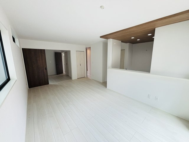 GRAFARE瀬戸市山の田町｜名古屋市の戸建ならホームアップの居間・リビング|リビング横には4.5帖の洋室