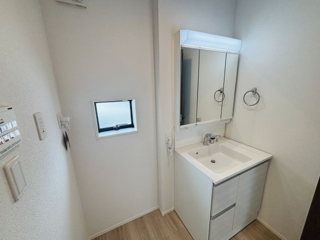 GRAFARE瀬戸市山の田町｜名古屋市の戸建ならホームアップの独立洗面台|三面鏡で朝の身支度に最適