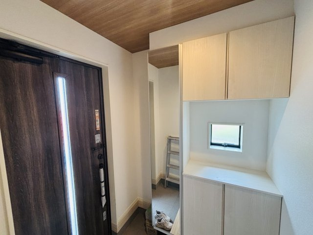 GRAFARE瀬戸市山の田町｜名古屋市の戸建ならホームアップの玄関|収納力あるシューズボックス付き