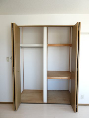 ハイカムールあすかBの収納|北6.75帖洋室　クローゼット
