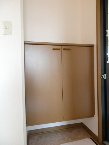 ハイカムールあすかBの玄関