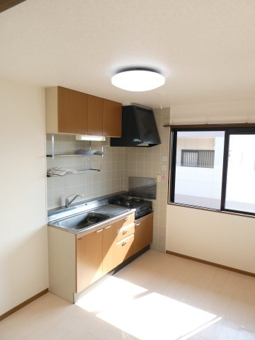 ハイカムールあすかBのキッチン|6帖DK