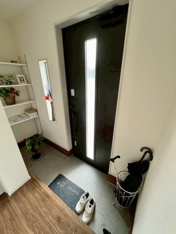 【中古戸建】伊勢崎市境伊与久の玄関|毎日の「いってらっしゃい」や「お帰りなさい」を大切なご家族と過ごす玄関は〈使いやすさ〉を追求しております。玄関横の物入は急な来客時でもさっとお片付けできるスペースを確保しています。