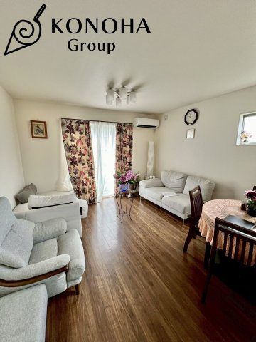 【中古戸建】伊勢崎市境伊与久の居間・リビング|これから長く住むお家のリビングには毎日気持ちのいい日差しが差し込みます。ポカポカ日向ぼっこをしながらお昼寝をするのもいいですね♪明るいリビングに気分も晴れやかに♪