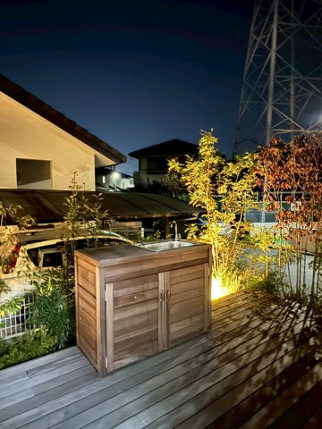 狭山市柏原中古戸建の設備|ウッドデッキとガーデンシンクが揃い、夜のひと時をゆったり味わえる特別な住まいです。