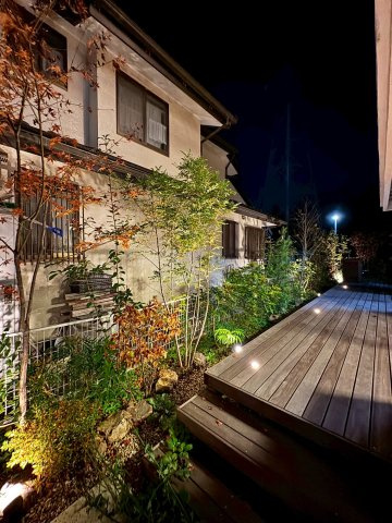 狭山市柏原中古戸建の庭|ライトに照らされた紅葉が幻想的で季節の移ろいを自宅で楽しめる贅沢な外空間。ホームパーティーにも最適です。