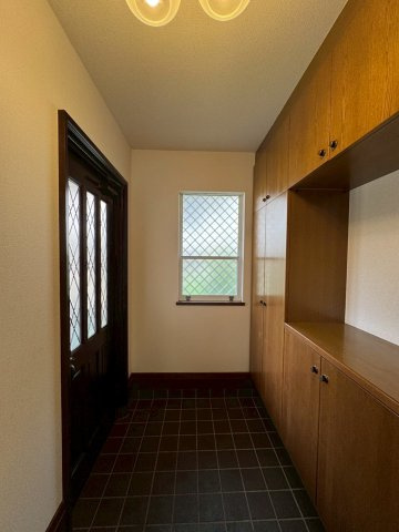 狭山市柏原中古戸建の庭|柔らかなライトが植栽を照らし夜は庭全体が幻想的な雰囲気に。帰宅時にほっと和める明るさと、季節の彩りを美しく引き立てる上質な夜景が魅力です、