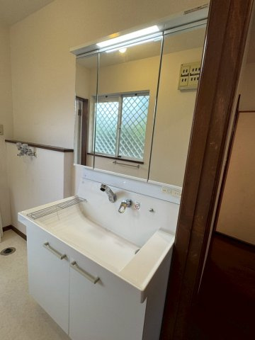 狭山市柏原中古戸建の独立洗面台|収納力と機能性に優れた三面鏡洗面化粧台です。鏡の裏は収納スペースになっていますので、すっきり清潔に保てます。
