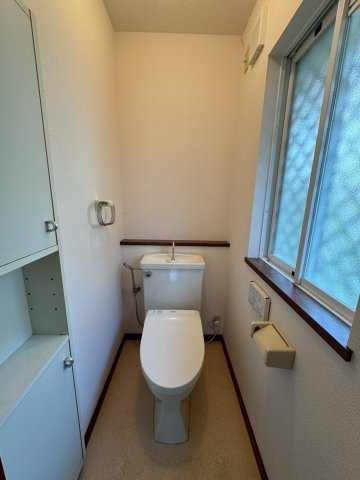狭山市柏原中古戸建のトイレ|トイレは温水洗浄機能搭載なので、清潔に気持ち良くお使いいただけます！トイレットペーパーの節約にもなります！暖房便座で寒い日もあたたかです♪
