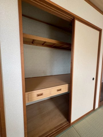 狭山市柏原中古戸建の収納|布団や季節物もすっきり収納できる押入れ付き♪収納力が高く、居室を広く使える実用的なスペースです。
