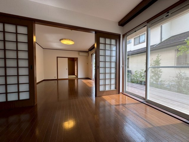 狭山市柏原中古戸建の居間・リビング|広がりを感じるリビングダイニングは、家族の会話が自然と増えるあたたかな空間。窓辺から差し込む光が室内にやわらかさを添え、季節ごとの変化を楽しめる設計です。暮らすほどに愛着が深まります。
