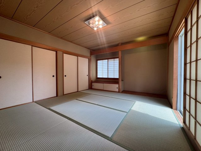 狭山市柏原中古戸建の和室|心がホッと落ち着く和室をご用意しました！床が柔らかいので小さいお子様のプレイルームや、ご両親が泊まりに来た時の客間としてなど、様々な用途で使える万能なお部屋です☆
