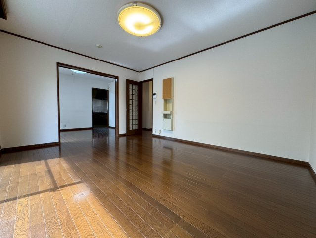 狭山市柏原中古戸建の洋室|ゆったりとしたプライベート空間として心地よく使える洋室。生活シーンを選ばず、寝室・子ども部屋・趣味スペースなど幅広い用途に対応。毎日がより快適になります

