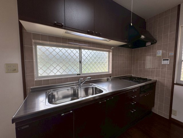 狭山市柏原中古戸建のキッチン|お料理に集中したい方向けの独立キッチン。作業場所が十分にあり、いろいろな行程を同時にするには便利です。
