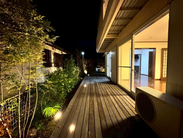 狭山市柏原中古戸建の庭|ライトアップされたウッドデッキは夜でも心地よく過ごせる癒しの空間。家族の夜時間がもっと特別になる住まいです。