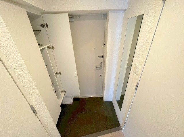 セレニテ新大阪プリエの玄関