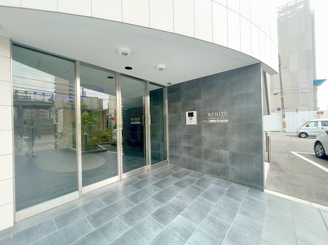 セレニテ新大阪プリエのエントランス
