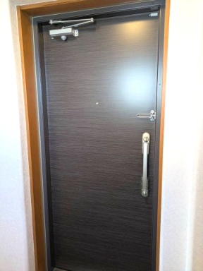 サーパス医大前第2の玄関|明るい玄関です