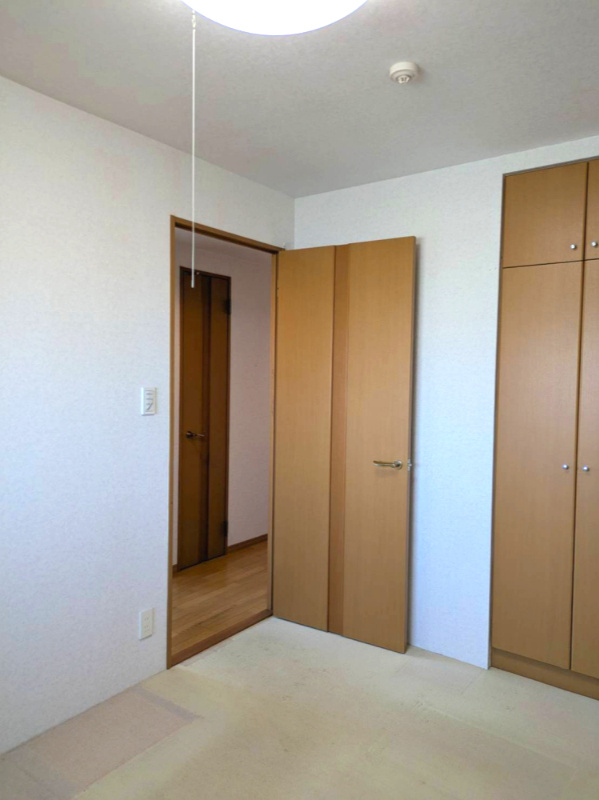 サーパス医大前第2の洋室|きれいな洋室です