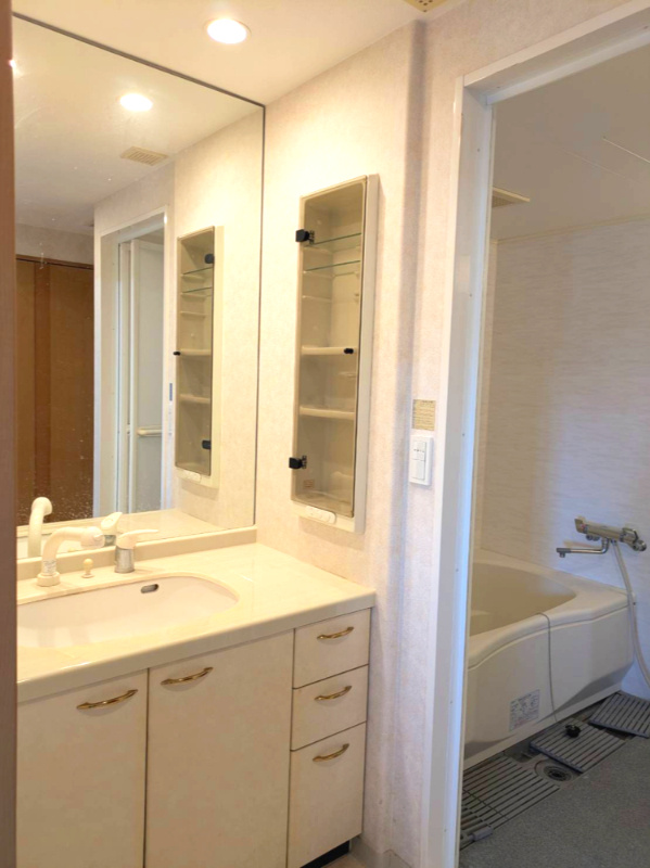 サーパス医大前第2の独立洗面台|独立洗面台、小物を置くことができて便利です