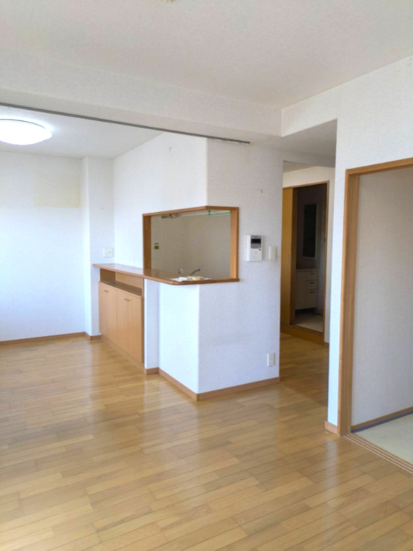 サーパス医大前第2の居間・リビング|こちらのリビングで趣味の時間をお楽しみください