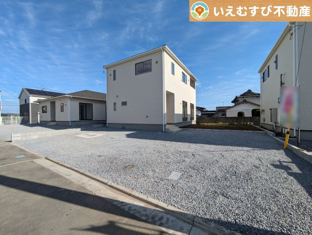 Cradle garden　上里町嘉美第4の駐車場|2台以上駐車可能なスペース完備
広々とした砂利敷きスペース。駐車するだけでなくBBQやプールも楽しめそう♪