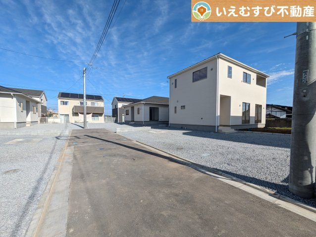 Cradle garden　上里町嘉美第4の前面道路含む現地写真|充分な広さの前面道路
間口が広くお車の出し入れも問題なく行えるスペースが確保されています♪