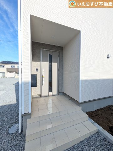 Cradle garden　上里町嘉美第4のエントランス|落ち着いた色づかいのエントランス
駐車場からアクセスの良いエントランス。雨の日や荷物が多くても安心の動線♪