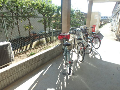 【その他共用部分】 | 丸福荘 | 自転車置場です